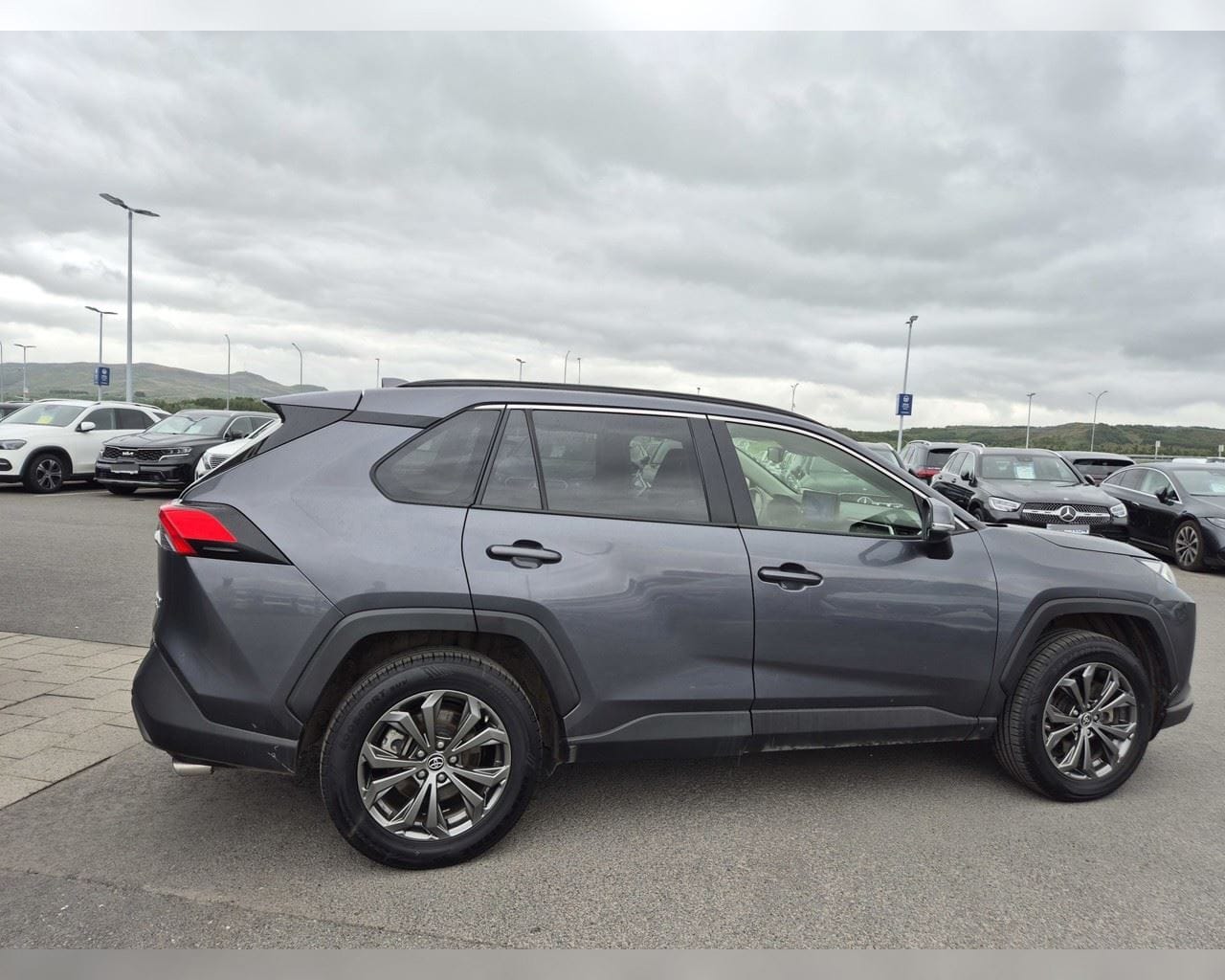 TOYOTA RAV4 GX HYBRID