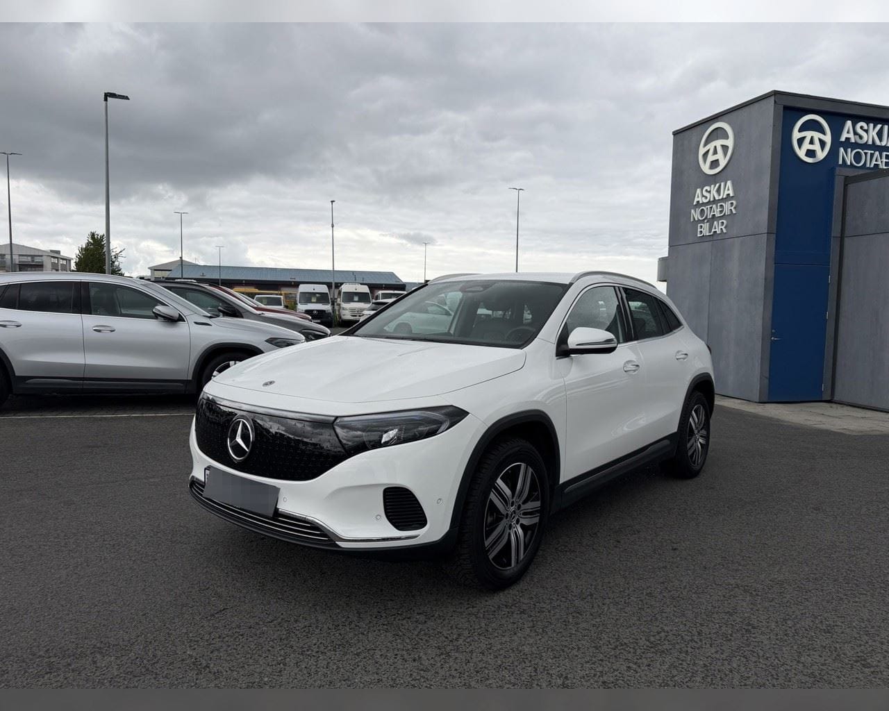 MERCEDES-BENZ EQA 300 4MATIC